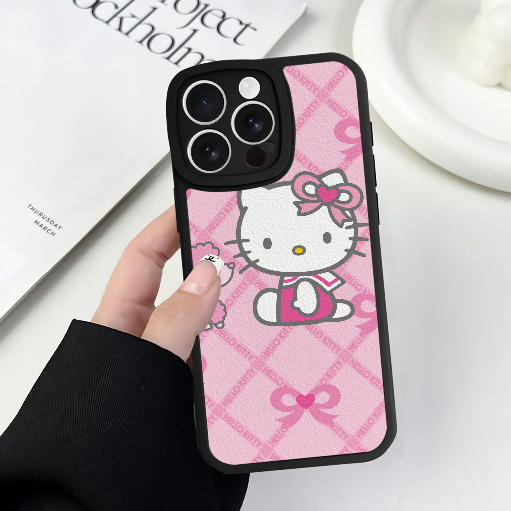 （画像用） Hello Kitty ハローキティ 【iPhone 16シリーズ対応】シリコンスマホケース（レザー調） 材質：シリコン
